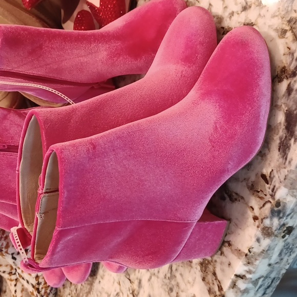 Gianni Bini, the JaydennnTwo Velvet Block Heel Booties, Barbie Pink NEW - Picture 4 of 16